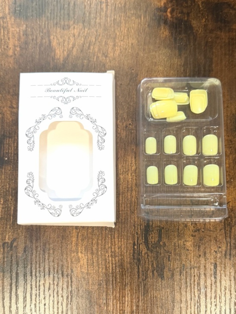 Press-On Nails in Pale Yellow